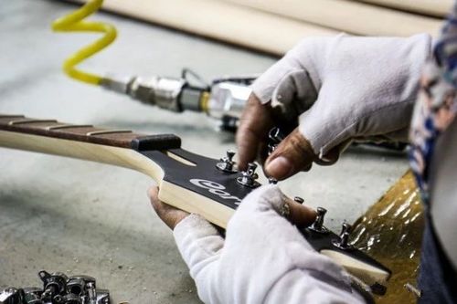 跟随帝声乐器参观世界著名吉他制造商之一cort 印度尼西亚工厂